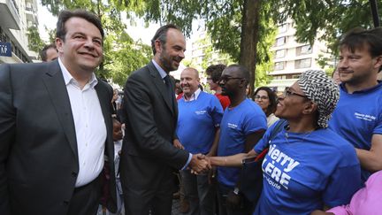 Le Premier ministre Édouard Philippe (au centre) en visite à Boulogne-Billancourt pour soutenir Thierry Solère, candidat les Républicains (à gauche). (JACQUES DEMARTHON / AFP)