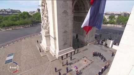 Emmanuel Macron rend hommage au soldat inconnu