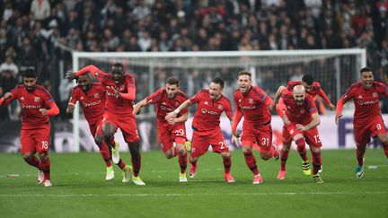 Les joueurs de l'Olympique lyonnais célèbrent leur victoire face au&nbsp;Besiktas, le 20 avril 2017, en Ligue Europa. (BULENT KILIC / AFP)