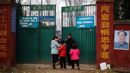 Comme tous les matins, le directeur ouvre les portes de l’établissement. Pour Monsieur Xia, les idées de Mao pour l’éducation pourraient se résumer par «droiture, bonté et grandeur, en libérant les gens de leurs désirs matériels pour les rendre libres». (Carlos Barria)