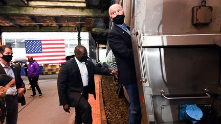 Joe Biden prend place de son&nbsp;train de campagne, le 30 septembre 2020 à Pittsburgh (Pennsylvanie). (ROBERTO SCHMIDT / AFP)