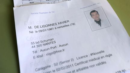 Un document administratif sur Xavier Dupont de Ligonnès à Nantes, le 23 avril 2011. (JEAN-SEBASTIEN EVRARD / AFP)