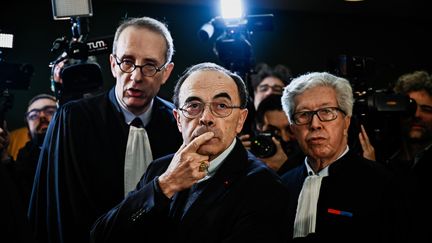 Le cardinal Barbarin entouré par ses avocats, Mes Jean-Félix Luciani et André Soulier. (JEFF PACHOUD / AFP)