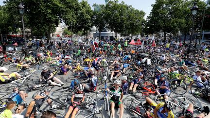 Plus d'un millier de cyclistes se sont réunis place de la Bastille samedi 17 juin pour exiger plus de sécurité sur la route.&nbsp; (FRANCOIS GUILLOT / AFP)