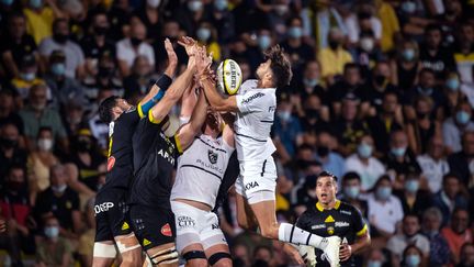 Le Stade toulousain (en blanc) a vaincu La Rochelle, lors de la première journée de Top 14, dimanche 5 septembre 2021.&nbsp; (XAVIER LEOTY / AFP)