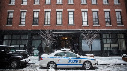 Une voiture de police, le 3 f&eacute;vrier 2014,&nbsp;devant l'entr&eacute;e de l'immeuble o&ugrave; vivait&nbsp;Phillip Seymour Hoffman, &agrave; New York (Etats-Unis). (ANDREW BURTON / GETTY IMAGES NORTH AMERICA / AFP)