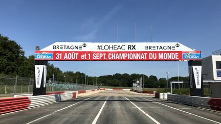 Le circuit de rallycross de Lohéac (Ille-et-Vilaine) désert, le 21 mai 2020.&nbsp; (JÉRÔME VAL / FRANCE-INFO)