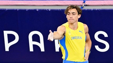 Le perchiste suédois Armand Duplantis célèbre son titre olympique en mimant le geste d'un tireur turc, au Stade de France à Saint-Denis (Seine-Saint-Denis),  le 5 août 2024. (ANDREJ ISAKOVIC / AFP)