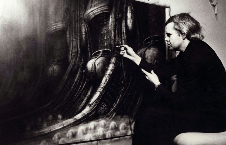 Hans Ruedi Giger face à son oeuvre en 1979
 (KOBAL / THE PICTURE DESK)