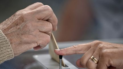 Un électeur vote pour le scrutin régional, le 27 juin 2021, à Martres-Tolosane (Haute-Garonne). (LIONEL BONAVENTURE / AFP)