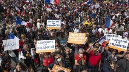 Des milliers de personnes manifestent à Paris contre le pass sanitaire, le 7 août 2021. (SERGE TENANI / HANS LUCAS / AFP)