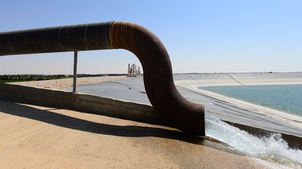 De l'eau&nbsp;traitée est versée dans un réservoir de la ville de Besor, dans le désert du Néguev, le 26 juin 2013. (YIN DONGXUN / XINHUA / MAXPPP)