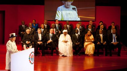 La reine Elizabeth II d'Angleterre a inaugur&eacute;, vendredi 28 octobre, la 21e r&eacute;union des 54 pays du Commonwealth, &agrave; Perth en Australie. (JOHN DONEGAN / AFP)