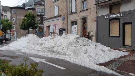 Un amas de grêle dans les rues de Plombières-les-Bains (Vosges), le 29 juin 2021. (MAXPPP)