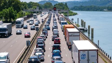 Des voitures sont arrêtées dans des embouteillages sur l'autoroute A7, près de Valence (Drôme) le 29 juillet 2024 (NICOLAS GUYONNET / AFP)