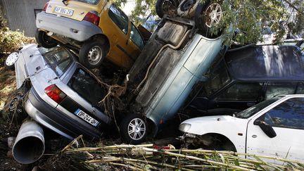 Des voitures endommag&eacute;es par les inondations &agrave; Cannes (Alpes-Maritimes), le 7 octobre 2015. (JEAN-CHRISTOPHE MAGNENET / AFP)