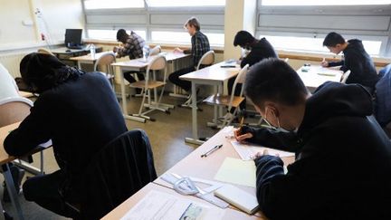 Des élèves planchent sur leur sujet de baccalauréat au lycée technique Diderot, à Paris, le 11 mai 2022. (THOMAS SAMSON / AFP)