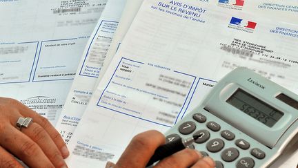 Une personne consulte son avis d'imp&ocirc;t sur le revenu, le 20 septembre 2010 &agrave; Lille (Nord). (PHILIPPE HUGUEN / AFP)