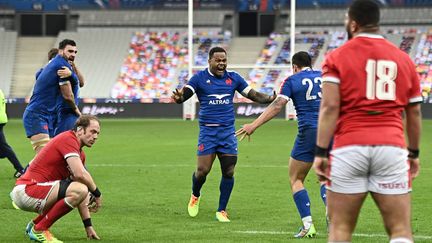 Le bonheur des joueurs français et la détresse du Gallois Alun Wyn Jones, le 20 mars 2021 au Stade de France. (DAVID NIVIERE / MAXPPP)