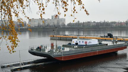 L'aimant de neuf mètres de diamètre quitte le port de Saint Petersbourg (Russie), le 1er novembre 2022 (AFP)