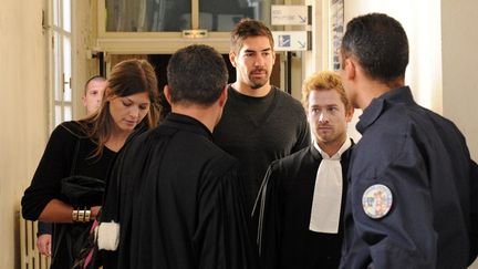 Le handballeur Nikola Karabatic (centre) et sa compagne, G&eacute;raldine Pillet (gauche), arrivent au tribunal de Montpellier (H&eacute;rault), le 16 octobre 2012.&nbsp; (PASCAL GUYOT / AFP)