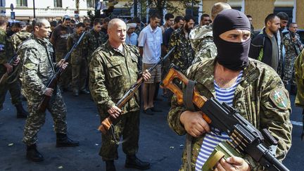 Des combattants s&eacute;paratistes pro-russes paradent avec des soldats loyalistes prisonniers, &agrave; Donetsk (Ukraine), le 24 ao&ucirc;t 2014. (ALEXANDR OSINSKIY / AFP)