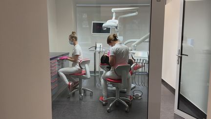 Alexandra, une dentiste de 32 ans, dans son cabinet de Kiev en janvier 2024. (MAURINE MERCIER / RADIOFRANCE)