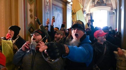 Des supporters de Donald Trump, le 6 janvier 2021 dans les couloirs du Capitole à Washington (Etats-Unis). (ROBERTO SCHMIDT / AFP)