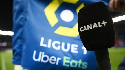 Le micro d'un journaliste de Canal+ lors d'un match de Ligue 1 entre le Paris Saint-Germain et le Nîmes Olympique au Parc des Princes à Paris, le 3 février 2021. (FRANCK FIFE / AFP)