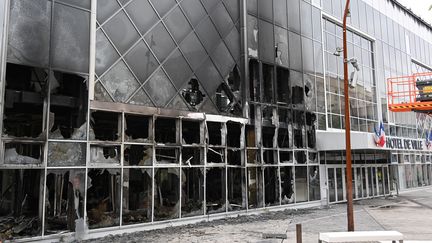 La façade brûlée de l'Hôtel de ville de Garges-les-Gonesse, dans le Val-d'Oise, le 29 juin 2023, à la suite des émeutes urbaines survenues deux jours après la mort de Nahel. (BERTRAND GUAY / AFP)