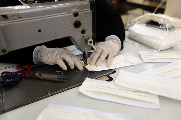 Des femmes au Yemen dans la plus ancienne usine de textile de Sanaa réalisent des masques, le 16 mars 2020 (MOHAMMED HUWAIS / AFP)