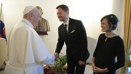 Le&nbsp;Pape François serrant la main du Premier ministre slovaque Eduard Heger et de son épouse Lucia Hegerova à Bratislava, en Slovaquie, le 13 septembre 2021.&nbsp; (HANDOUT / VATICAN MEDIA / AFP)