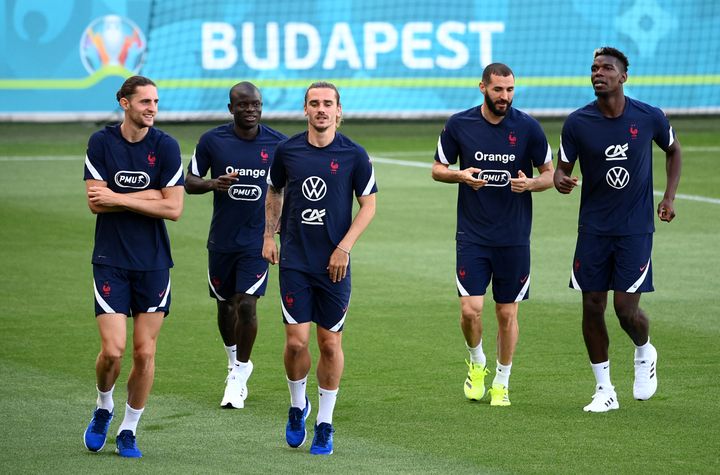 Adrien Rabiot, N'Golo Kanté, Antoine Griezmann, Karim Benzema et Paul Pogba (de gauche à droite) à l'entraînement, dimanche 20 juin, à Budapest. (FRANCK FIFE / AFP)