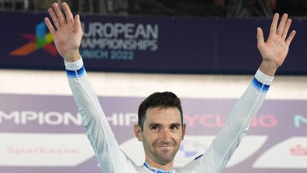 Le pistard Benjamin Thomas après sa victoire&nbsp;lors&nbsp;de la course aux points, le 12 août 2022, aux Championnats européens de Munich (Allemagne). (SOEREN STACHE / AFP)