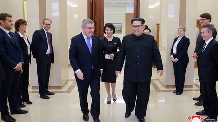 Le président du CIO, Thomas Bach, a rencontré à Pyongyang (Corée du Nord) le&nbsp;dirigeant nord-coréen, Kim Jong-un. (KCNA VIA KNS / AFP)