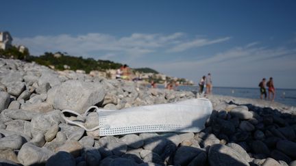 Un masque&nbsp; sur une plage de Nice dans le département des Alpes-Maritimes, le 22 mai 2020&nbsp;(photo d'illustration). (VALERY HACHE / AFP)