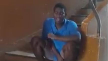 Samuel, 17 ans, interprète a cappella un tube de la chanteuse Céline Dion. (BARACK NYARE MBA / FACEBOOK)