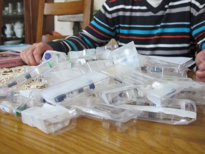 Jacques Bessin montre les vaccins non-utilis&eacute;s qui lui ont &eacute;t&eacute; envoy&eacute;s &agrave; la suite de la collecte qu'il a lanc&eacute;e,&nbsp;&agrave; Lisieux (Calvados), mercredi 17 septembre 2014. (T.LISSITZKY)