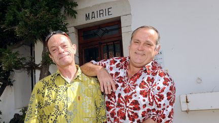 Jean-Michel Martin (G) et Guy Martineau-Espel, premier couple homosexuel &agrave; se voir refuser le mariage, le 15 juin 2013 &agrave; Arcangues (Pyr&eacute;n&eacute;es-Atlantiques).&nbsp; (GAIZKA IROZ / AFP)