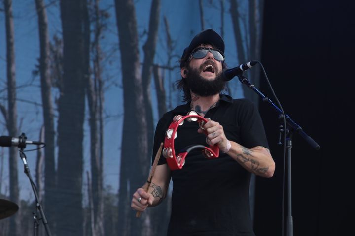 Le chanteur Ben Bridwell de Band Of Horses est plutôt multi-casquettes. Il chante, joue de la guitare et s'occupe également de la partie tambourin.
 (Gilles Scarella / Studio FTV)