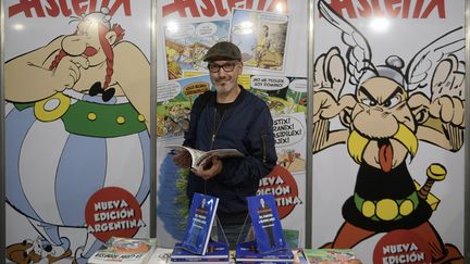 Le scénariste&nbsp;Jean-Yves Ferri pose devant Astérix et Obélix au festival Comicopolis de Buenos Aires (Argentine), le 2 septembre 2017. (JUAN MABROMATA / AFP)