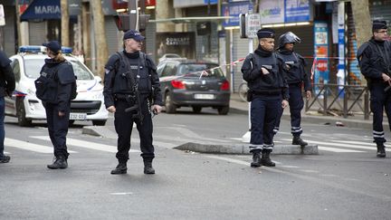 Des policiers devant le commissariat de la Goutte-d'Or, dans le 18e arrondissement parisien, le 7 janvier 2016. (CITIZENSIDE/PATRICE PIERROT / AFP)