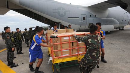 De l'aide humanitaire am&eacute;ricaine est d&eacute;barqu&eacute;e &agrave; l'a&eacute;roport de Tacloban (Philippines), le 11 novembre 2013, apr&egrave;s le passage du typhon Haiyan. (TED ALJIBE / AFP)