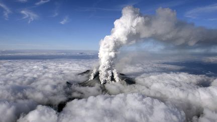  (Un épais nuage de centres s'élève au-dessus du Mont Ontake, entré en éruption samedi matin © REUTERS/Kyodo)