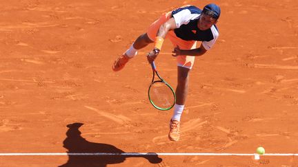 Lucas Pouille en lévitation sur la terre battue monégasque. (VALERY HACHE / AFP)