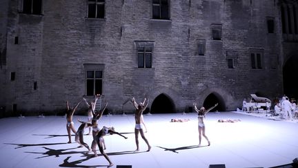 La Cour d'honneur du Palais des Papes à Avignon en juillet 2018 pour le spectacle "Story Water" chorégraphie d'Emmanuel Gat. (HIELY CYRIL / MAXPPP)