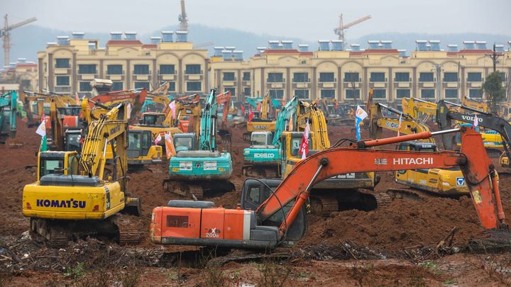 Le chantier de construction d'un hôpital spécialisé dans la prise en charge du coronavirus, le 24 janvier, à Wuhan.&nbsp; (MAXPPP)