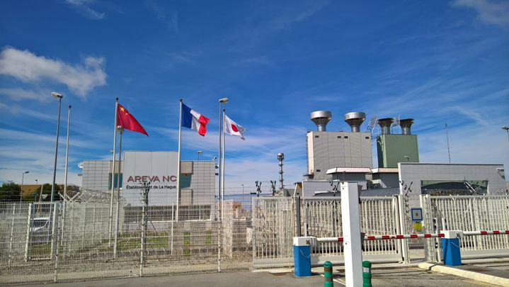 Le drapeau japonais flotte devant l'usine de retraitement de la Hague (Manche). (F. MAGNENOU / FRANCEINFO)