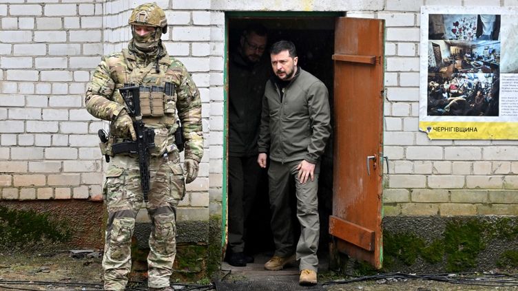 Ukrainian President Volodymyr Zelensky, April 3, 2023 in Yaguidné (Ukraine).  (SERGEI SUPINSKY / AFP)