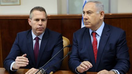 Le Premier ministre israélien Benjamin Netanyahu (à dr.) et le ministre israélien de la Sécurité&nbsp;publique Gilad Erdan à Jérusalem, le 10 avril 2016.&nbsp; (GALI TIBBON / AFP)